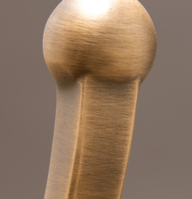 真鍮製玉付ダブルフックのアームと球体の滑らかな繋ぎ目